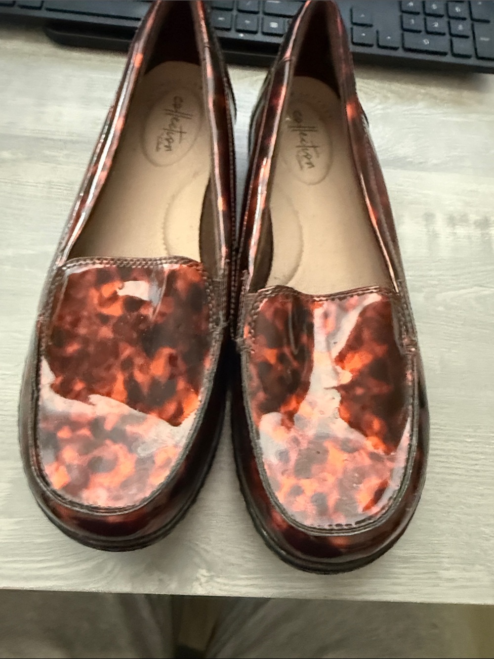 Clarks Women's 9.5 like new Tortoiseshell Patent Loafers in burgandy and Black
